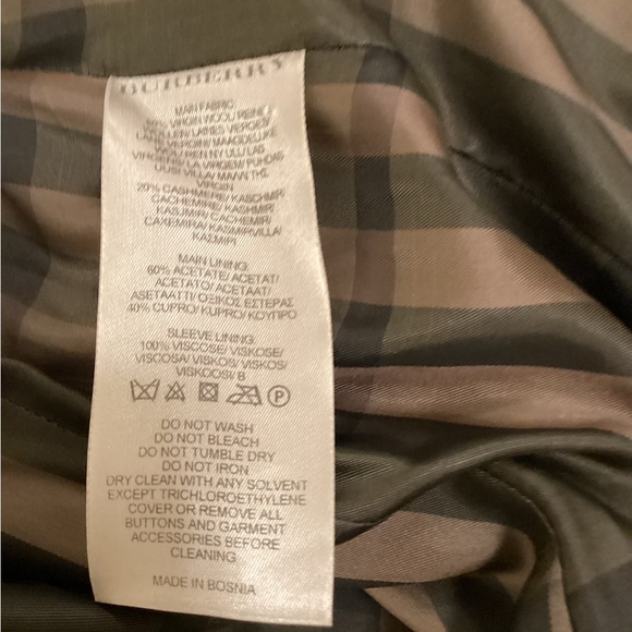 Burberry London Virgin Wool Coat
• Brown
• Pointed Collar
• Flap - Picture 12 of 12